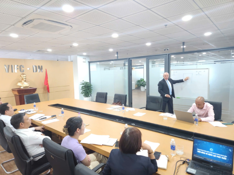 The Executive Agency of VIFC Da Nang Meets International Expert Stephen Glynn: Setting the Legal Standards for Green Finance