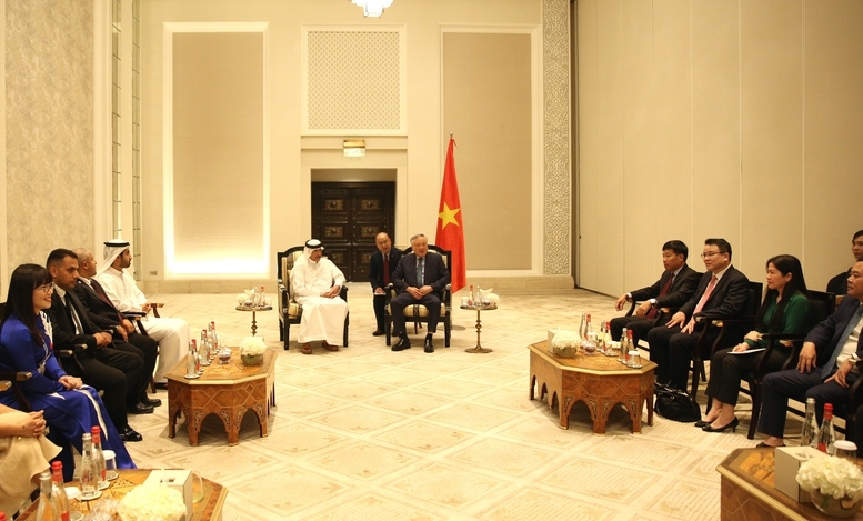 Standing Deputy Prime Minister Nguyen Hoa Binh receives major UAE enterprises